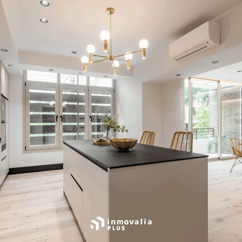 Cocina con isla de un piso comprado por inmovaliaPLUS