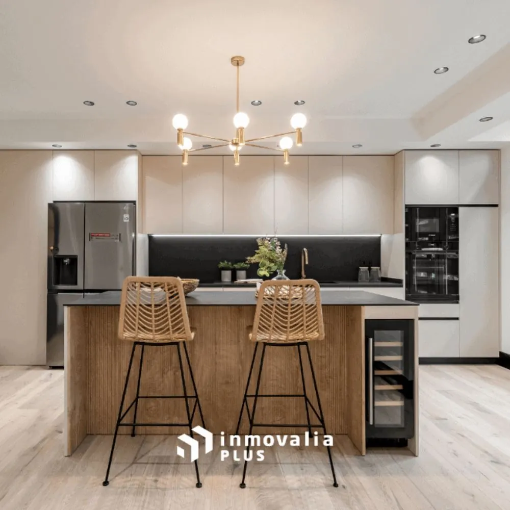 Cocina abierta con taburetes de madera